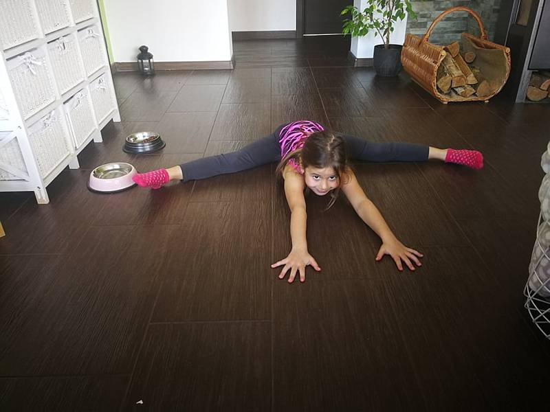 Znojemské gymnastky a gymnasté cvičí doma kvůli karanténě.