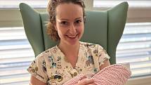 Lékařka Kateřina s holčičkou nalezenou v babyboxu ve Znojmě. Se souhlasem Nemocnice Znojmo