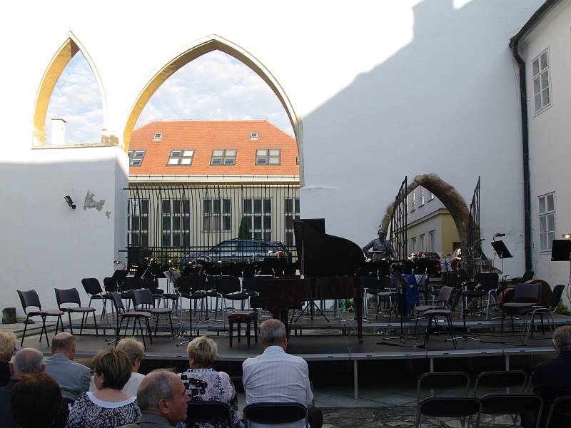 Zahajovacím koncertem pražského Vinohradského symfonického orchestru pod taktovkou dirigenta Milana Boušky odstartoval 9. ročník Hudebního festivalu Znojmo.