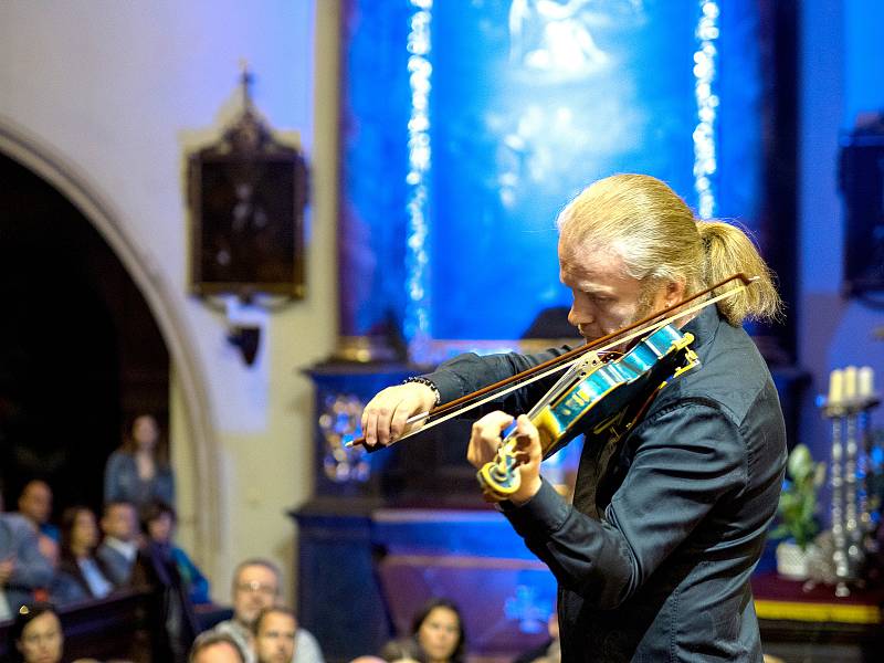 Sedm set posluchačů přiměl v sobotu večer patron festivalu Pavel Šporcl meditovat.