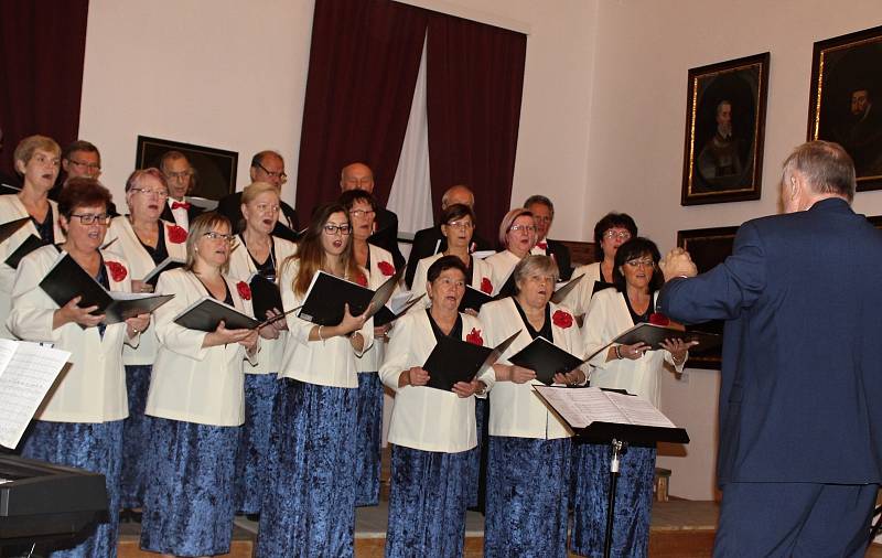 Slavnostním koncertem na znojemském hradě skončily v neděli večer oslavy stého výročí založení republiky.