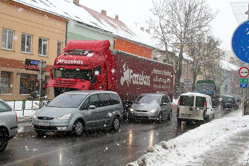 Porouchaný kamion zkomplikoval dopravu v Pražské ulici ve Znojmě.