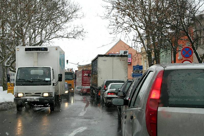 Porouchaný kamion zkomplikoval dopravu v Pražské ulici ve Znojmě.