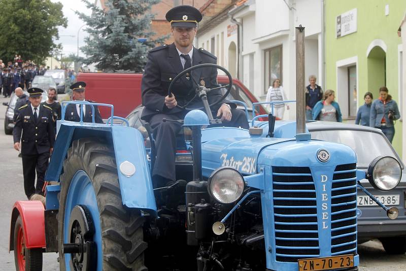 Dobrovolní hasiči z Jevišovic slavili 140. výročí založení sboru. Na oslavy přijeli i jejich kolegové z okolních vesnic.