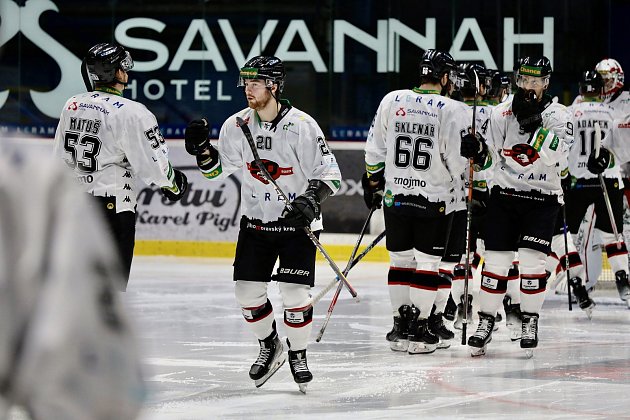 Znojemští hokejoví Orli (v bílém) uvítali ve 24. kole Chance ligy doma v Nevoga aréně tým Vsetína.