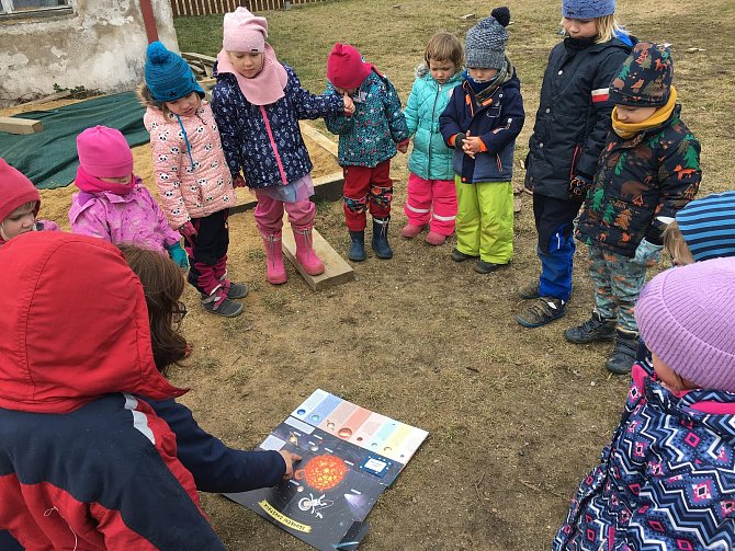 Děti ze znojemského Svatojánku se v únoru dozvídaly o vesmíru, užívaly sněhu a těšily se na jaro.