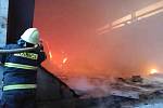 Po celou sobotu zasahovali hasiči u požáru stovek balíků slámy u Vratěnína na Znojemsku.