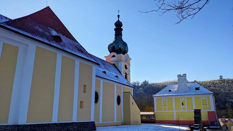 Pohled na farní kostel ve Vranově nad Dyjí.