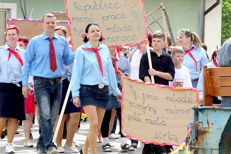 Obyvatelé Vratěnína oslavili  před třemni lety 1. máj recesistickým průvodem po obci. Nechyběli esenbáci, pionýři, dojičky, družstevníci ani alegorické vozy.
