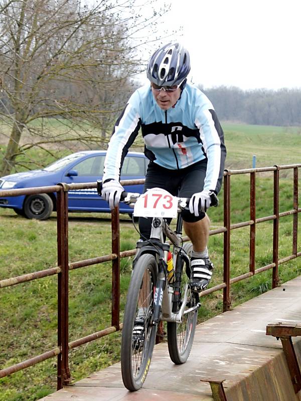 Cyklisté zahájili letošní sezonu. Tradičně na Hrušovansku a na setkání Primavera bike. O medaile nešlo, důležité bylo setkat se a společně vyrazit. Sezonu symbolicky zahájil výstřelem ze startovací pistole vítěz Závodu míru z roku 1964 Jan Smolík.