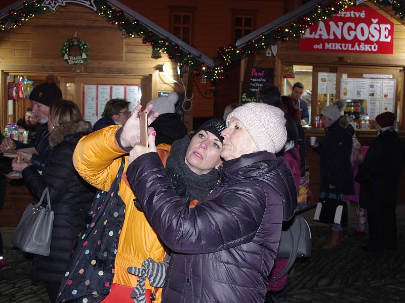 Na Masarykovo náměstí si přišlo koledy zazpívat na dvě stě padesát lidí. Zazpívaly děti ze ZŠ Pražská.