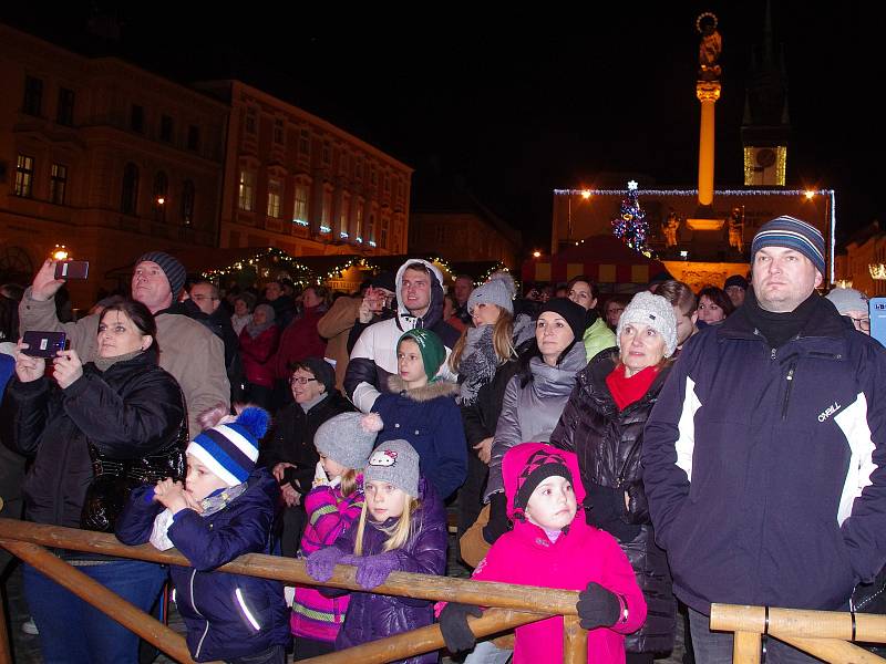 Na tři stovky lidí si přišly ve středu v podvečer zazpívat koledy s Deníkem na znojemské Masarsykovo náměstí. Tón udával pěvecký sbor při ZŠ Pražská.