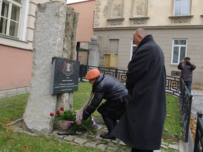 Zhruba tři desítky lidí se ve státní svátek zúčastnily připomínky čtyřiadevadesátého výročí vzniku samostatného Československa.