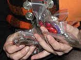 Prodejem darovaných náhrdelníků, náušnic a šátků pomáhá projekt Znojemsko na dřeň Nadaci pro transplantaci kostní dřeně. 