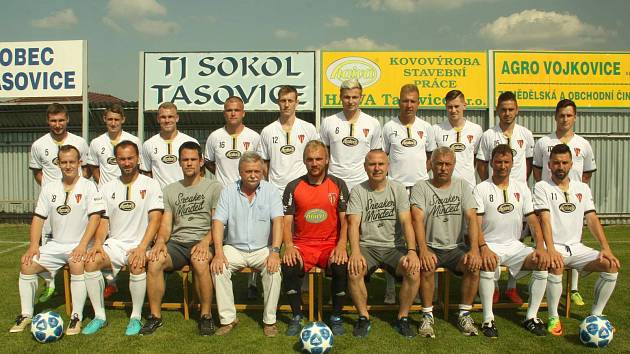 Hráči divizního Sokola Tasovice (v bílých dresech) zakončili sezonu výhrou 5:0 nad Ždírcem.