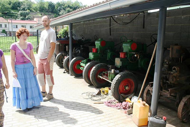 Novou expozici šesti traktorů nabízí návštěvníkům Muzeum motorismu na Koželužské ulici ve Znojmě.