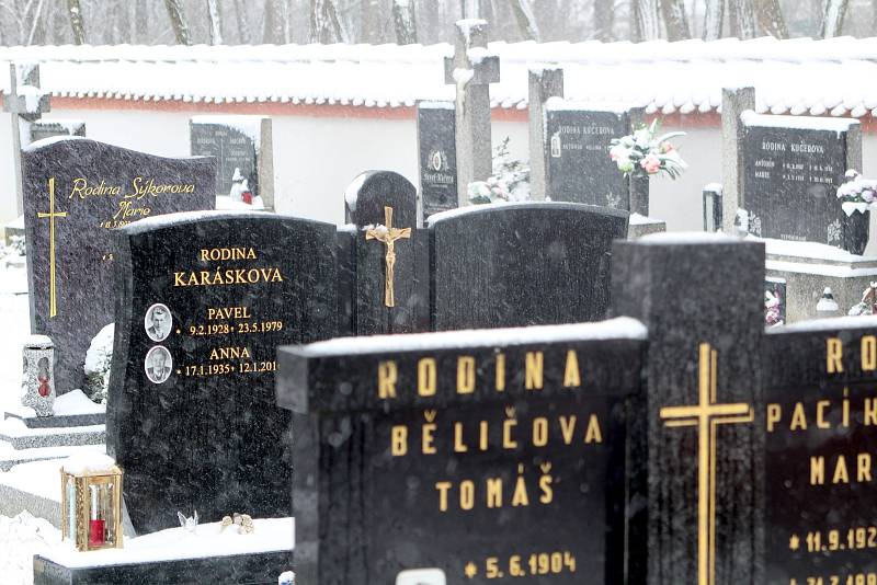 Otazníky vyvolává záměr prodeje části hřbitova v Křídlůvkách na Znojemsku. Jde o pás u zdi hřbitova, na kterém jsou roky hroby s náhrobky.