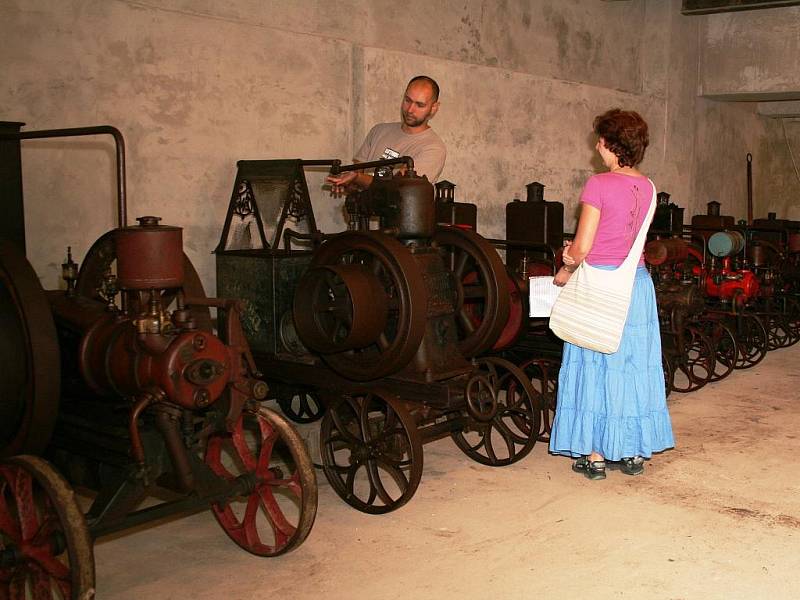 Novou expozici šesti traktorů nabízí návštěvníkům Muzeum motorismu na Koželužské ulici ve Znojmě.