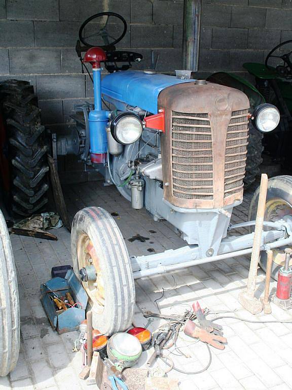 Novou expozici šesti traktorů nabízí návštěvníkům Muzeum motorismu na Koželužské ulici ve Znojmě.