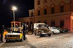 Uskupení Pro Znojmo uspořádalo setkání v pátek 17. listopadu ve večerních hodinách na Komenského náměstí. Na akci přijely i historické vozy.