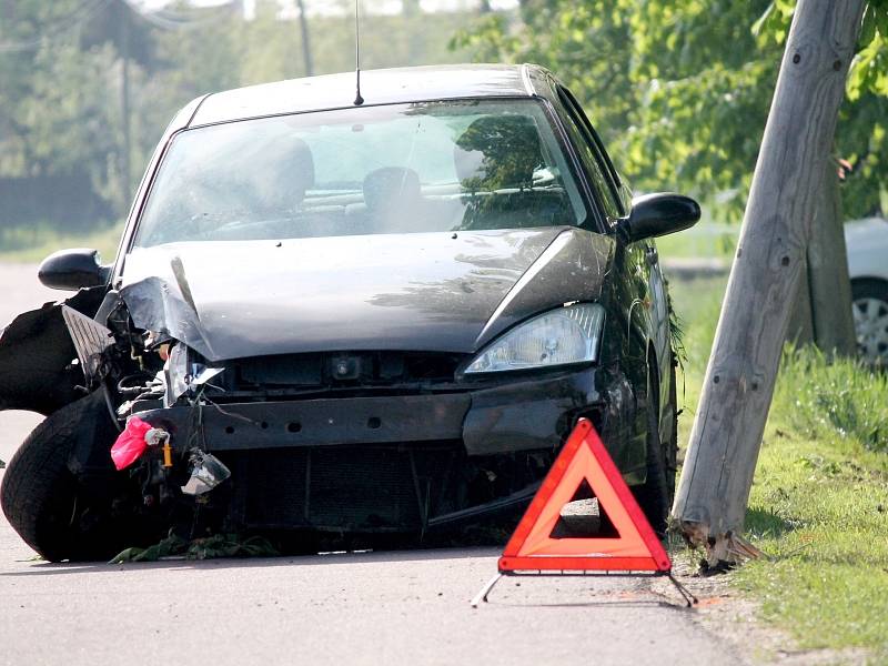 Na okraji Slupi u hřbitova havaroval v sobotu ráno tmavý Ford Focus. Přerazil dřevěný sloup telefonního vedení.