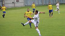 Fotbalisté divizních Tasovic (v bílém) remizovali druhý červnový čtvrtek na domácím pažitu s celkem Velké Bíteše 1:1.