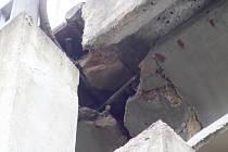 Kusy betonu odpadávají z velmi vytíženého mostu v Přímětické ulici ve Znojmě.