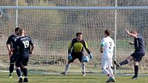 Díky proměněné penaltě porazili hrabětičtí fotbalisté (v bílém) B-tým Horních Kounic 1:0.