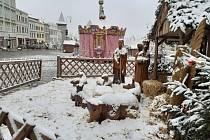 V pátek před první adventní nedělí bylo Znojmo na slavnostní čas připravené. Na Masarykově náměstí stojí kolotoč i betlém.