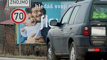 Nebezpečné reklamní plochy v blízkosti silnic měly být odstraněny už před lety, některé u nich ale zůstávají dál. Snímek pochází ze Znojemska 