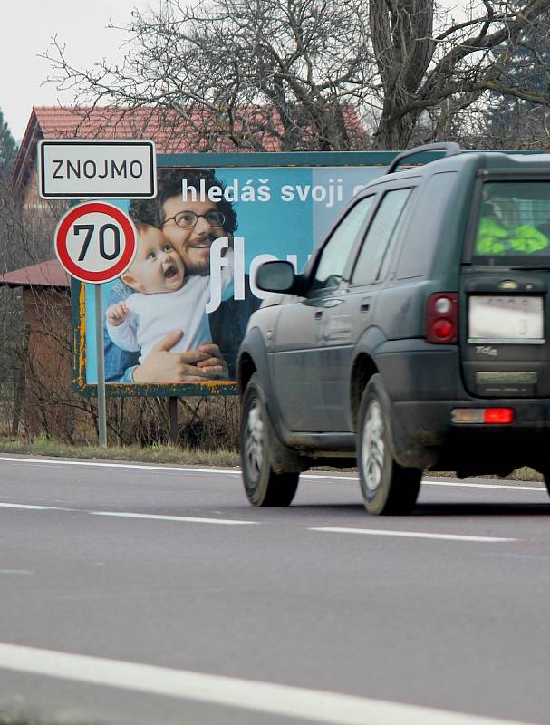 Nebezpečné reklamní plochy v blízkosti silnic měly být odstraněny už před lety, některé u nich ale zůstávají dál. Snímek pochází ze Znojemska 