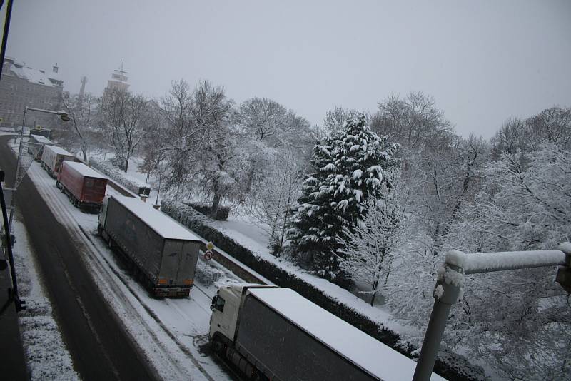 Časně ráno zkomplikoval dopravu ve Znojmě příval čestvého sněhu. Kolona kamionů blokovala plynulý provoz v Čermákově ulici mezi šestou a osmou hodinou ranní.