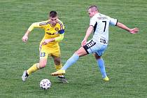 Fotbalisté Tasovic (světle modří) vyhráli na domácí půdě 3:0 nad B-týmem Jihlavy v 15. kole divize D.