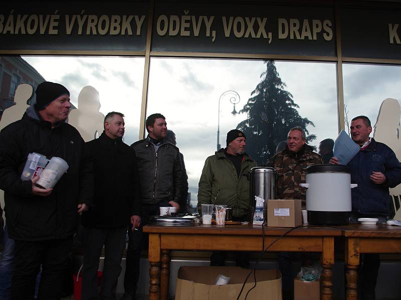 Na Štědrý den dopoledne nalévali dobrovolníci ve Znojmě polévku. Dobrovolné příspěvky pomohly chudým dětem.