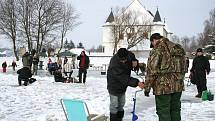 Zimní rybolov pstruhů na dírkách na rybníku v Boskovštejně.