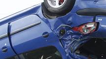 O velkém štěstí, že v protisměru nepotkal jiné auto nebo cyklistu, může hovořit řidič modrého Peugeotu 206, který havaroval v neděli kolem jedenácté hodiny dopolední na silnici druhé třídy mezi Hlubokými Mašůvkami a Příměticemi na Znojemsku.