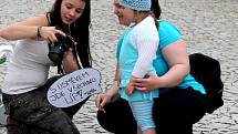 Obyvatelé Znojma mohli v úterý odpoledne vidět v ulicích studenti, kteří rozdávali perníčky. Jejich cílem bylo rozesmát a pobavit lidi.