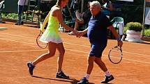 Tenistka Petra Kvitová zavítala v sobotu do Znojma, aby sehrála exhibiční zápas s Barborou Strýcovou a ministrem financí Andrejem Babišem.