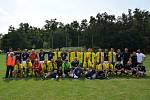 Lesoničtí fotbalisté (v modrém) sehráli druhou zářijovou neděli derby B-skupiny IV. třídy na hřišti sousedních Petrovic. Na zápas, v němž nakonec hosté padli 1:2, vyrazili dálkovým autobusem.