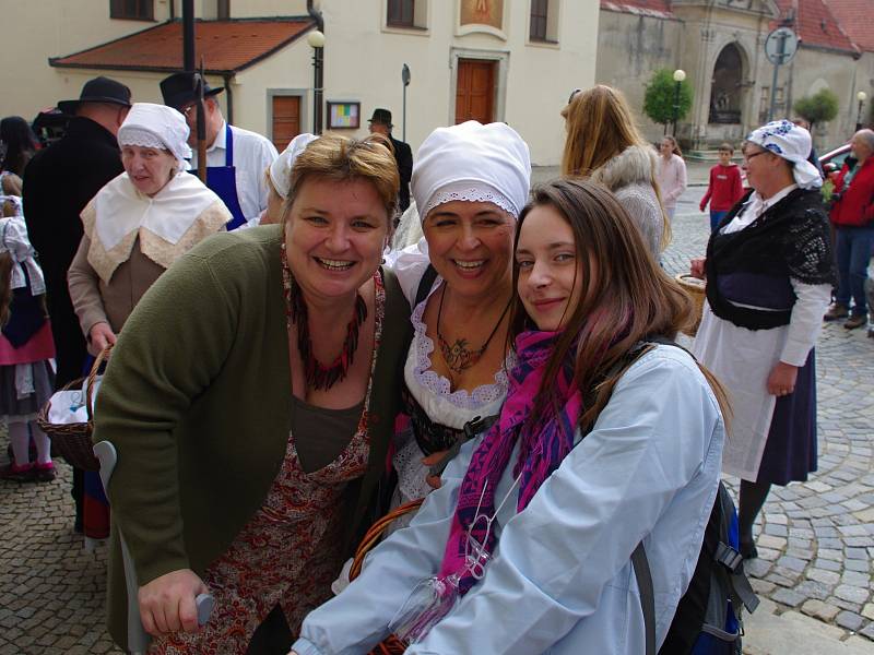 Hotaři vynesli kozla, do kraje zazářila nová boží muka.