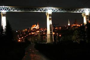Znojmo má novou noční dominantu: osvětlené pilíře železničního mostu přes údolí řeky Dyje.