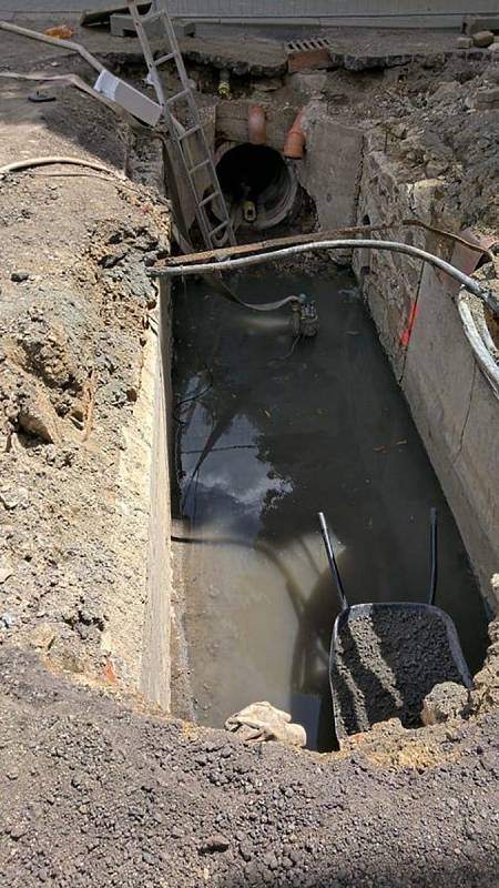 Havarijní stav kanalizace u základní školy řeší opravou specializovaná firma.