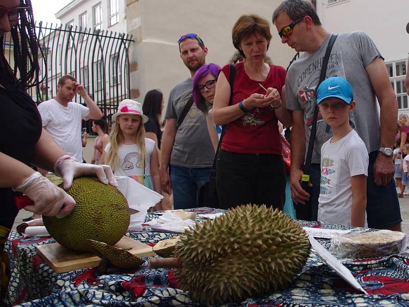 Africký trh s ovocem z Ugandy a dalších zemí přilákal v sobotu do znojemského minoritského kláštera stovky návštěvníků.