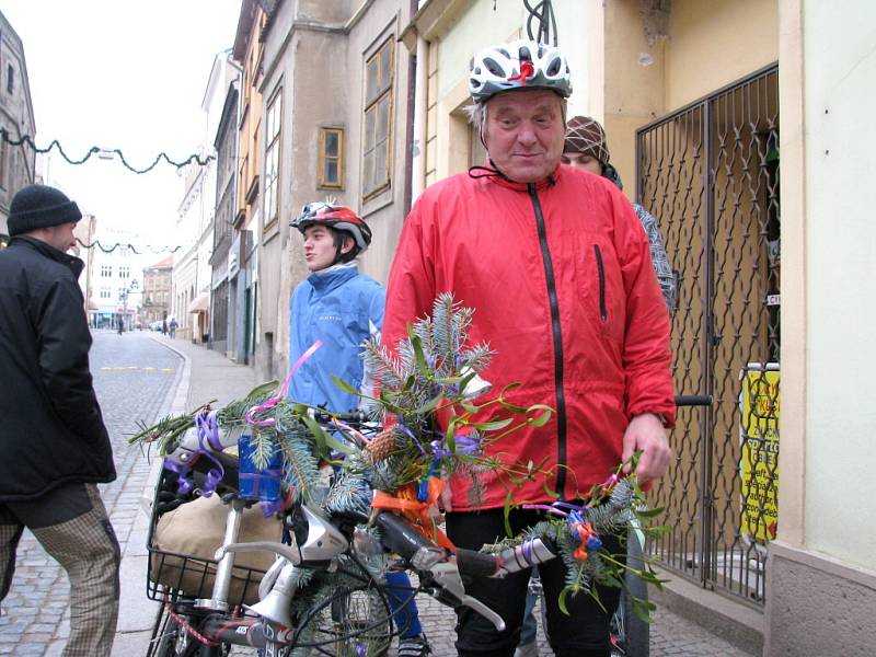 Cyklisty na vyjížďce hlídala Polárka.