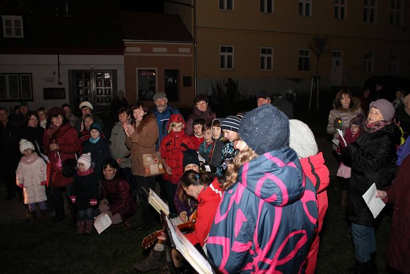 Přibližně stovka lidí od těch nejmenších po jejich babičky a dědy si přišla zazpívat koledy k vánočnímu stromu před kostelem svatého Josefa v Jevišovicích.