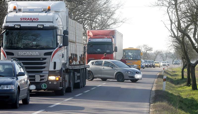 Tragická dopravní nehoda se stala v pátek 18. března odpoledne na silnici druhé třídy mezi Dyjí a Tasovicemi.