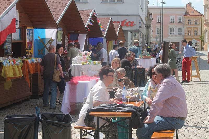 Znojemské Dny partnerských měst se letos nesly ve znamení téměř letního počasí.