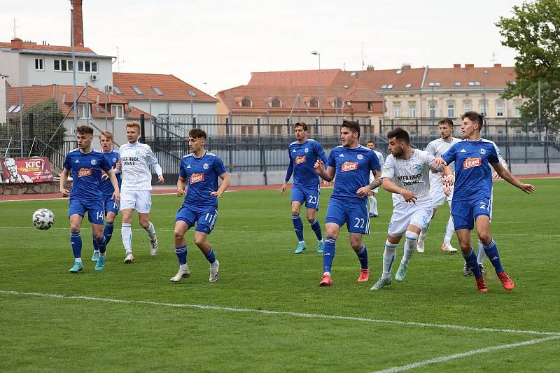 Znojemští fotbalisté (v bílém) podlehli poslední dubnovou středu na domácím pažitu Sigmě Olomouc B 1:4.