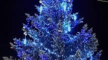 Vánoční strom na náměstí T. G. Masaryka rozsvítili Krumlovští už v sobotu při Pohádkových Vánocích. V neděli v podvečer pak posvětili společně adventní věnec.