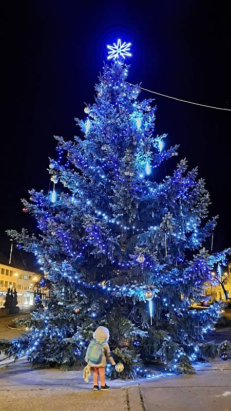 Vánoční strom na náměstí T. G. Masaryka rozsvítili Krumlovští už v sobotu při Pohádkových Vánocích. V neděli v podvečer pak posvětili společně adventní věnec.